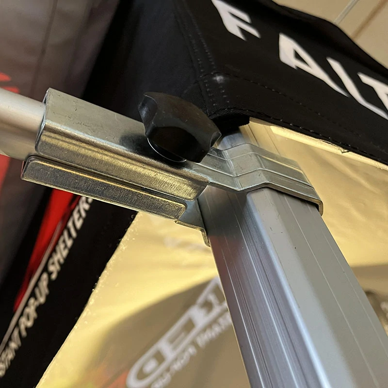 Clona na strechu párty stanu